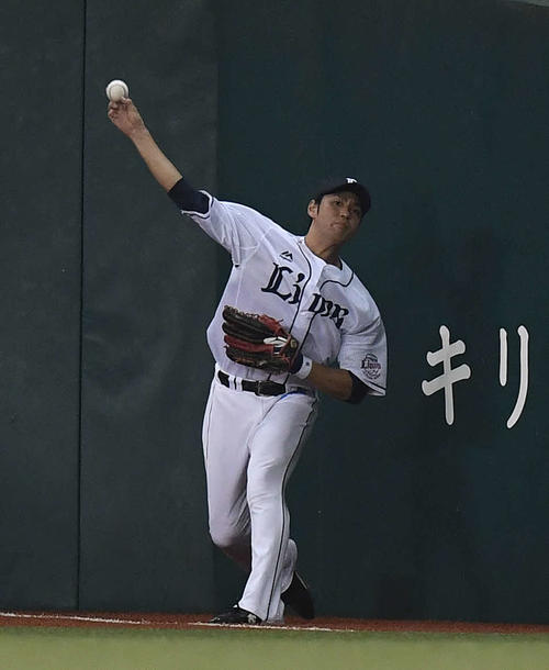 西武対楽天　7回表楽天無死、浅村のポール際の打球を捕球し二塁へ送球、アウトにする右翼手木村（撮影・鈴木みどり）