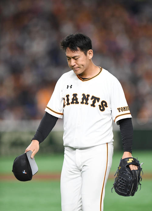1回、3点本塁打で先制を許し、ベンチに引き揚げる巨人先発の桜井（撮影・加藤諒）