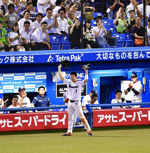 ヤクルト対阪神　5回終了時の試合成立と同時に連続盗塁成功の日本記録が達成されたヤクルト山田哲はファンの声援に応える（撮影・小沢裕）