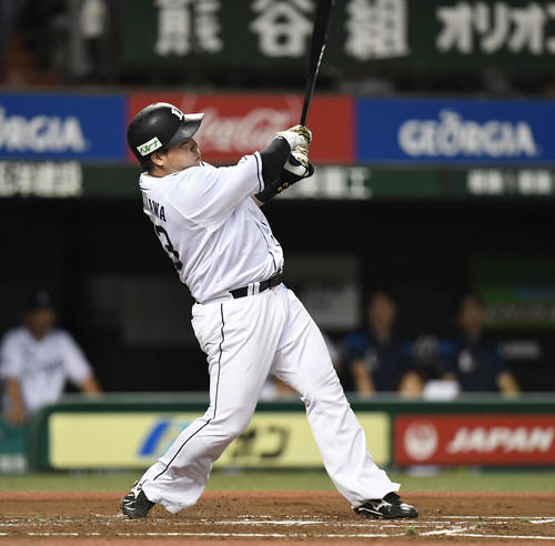 西武対楽天　1回裏西武2死二、三塁、左2点適時打を放つ山川（撮影・鈴木みどり）