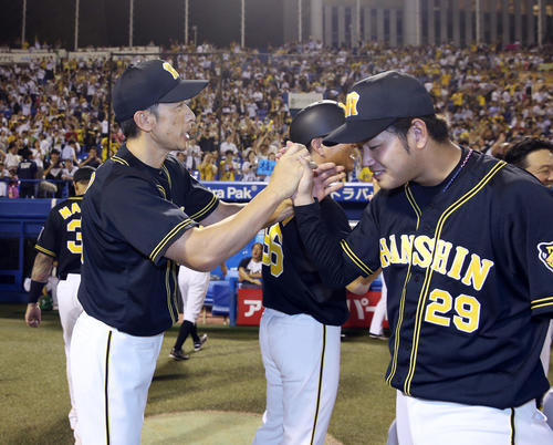 3勝目を挙げ、矢野監督（左）とタッチを交わす高橋遥（撮影・前田充）