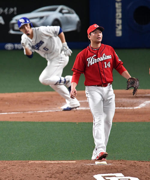 6回裏中日2死二塁、阿部に左越え適時二塁打を浴びる大瀬良（撮影・前岡正明）