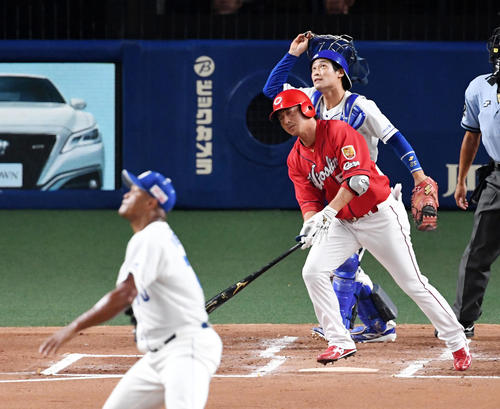 1回表広島2死満塁、長野は二飛に倒れる。投手ロメロ（撮影・前岡正明）