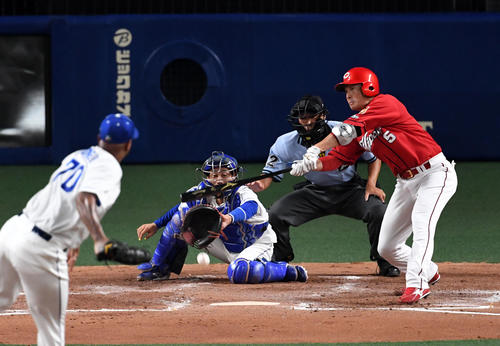 中日対広島　3回表広島2死一、二塁、長野は遊ゴロに倒れる。投手ロメロ（撮影・前岡正明）