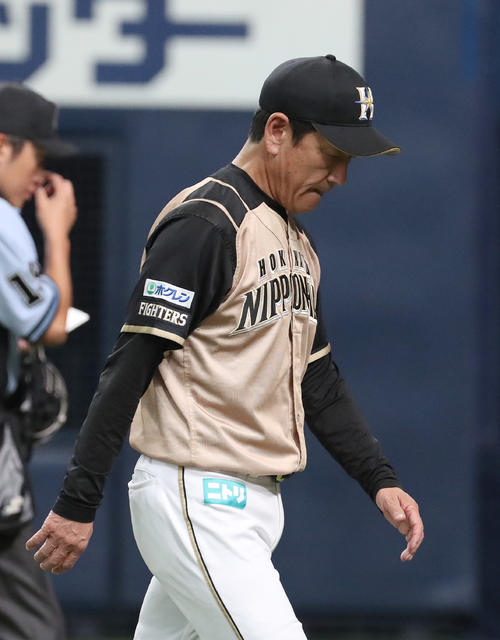 オリックス対日本ハム　5回裏オリックス一死一.二塁、同点され投手交代を告げてうつむきベンチへ戻る栗山監督（撮影・白石智彦）