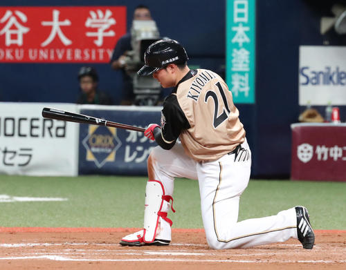 オリックス対日本ハム　7回表日本ハム二死二塁、清宮幸太郎は空振り三振に倒れ膝をつく（撮影・白石智彦）
