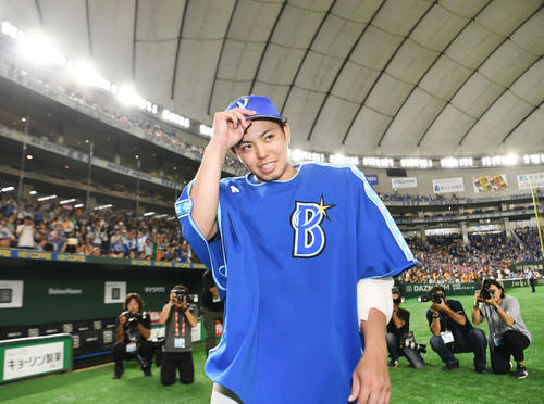 巨人に勝利し、笑顔を見せるDeNA先発の東（撮影・加藤諒）