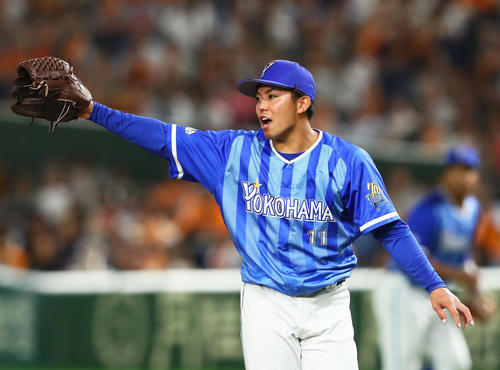 巨人対DeNA　8回裏巨人2死、小林を三ゴロに仕留める東（撮影・足立雅史）
