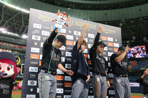 オリックス対日本ハム　ヒーローインタビューで水鉄砲を浴びる左から、福田周平、山岡泰輔、西浦颯大、吉田正尚（撮影・白石智彦）