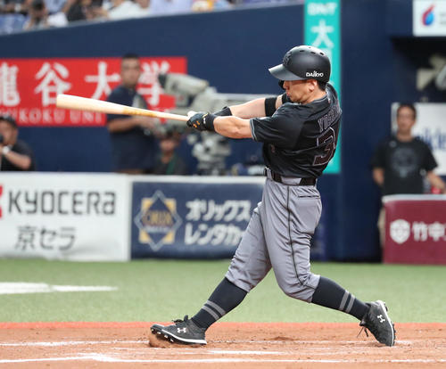 オリックス対日本ハム　7回裏オリックス二死二塁、吉田正尚は右越え二点本塁打放つ（撮影・白石智彦）
