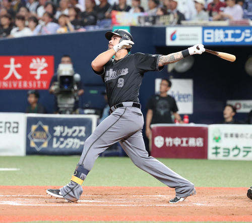 オリックス対日本ハム　7回裏オリックス二死、ロメロは左中間へ本塁打を放つ（撮影・白石智彦）