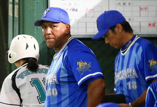 巨人対DeNA　戦況を見つめるDeNAラミレス監督（撮影・足立雅史）