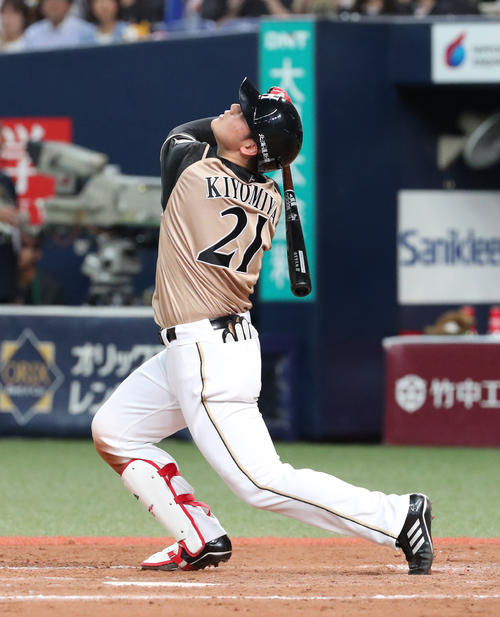 オリックス対日本ハム　9回表日本ハム一死二塁、清宮幸太郎は捕邪飛を打ち見上げる（撮影・白石智彦）