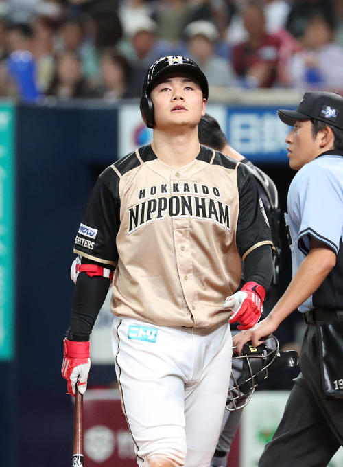オリックス対日本ハム　9回表日本ハム一死二塁、清宮幸太郎は捕邪飛を打ちベンチへ戻る（撮影・白石智彦）