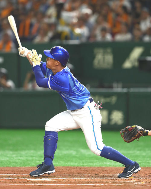 巨人対DeNA　2回表DeNA2死三塁、右越え2点本塁打を放つ梶谷（撮影・足立雅史）