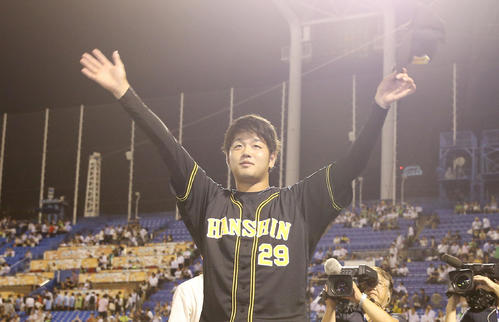 ヤクルト対阪神　3勝目を挙げ、ファンの声援に応える阪神高橋遥人（撮影・前田充）