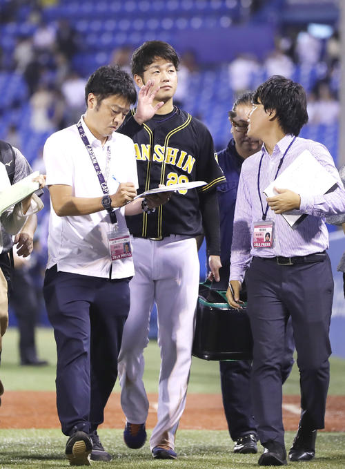 ヤクルト対阪神　ファンの声援に応えながら引き揚げる阪神高橋遥人（中央）（撮影・前田充）