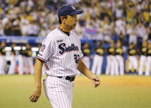 ヤクルト対阪神　阪神に敗れ、グラウンドをあとにする小川監督（撮影・河野匠）