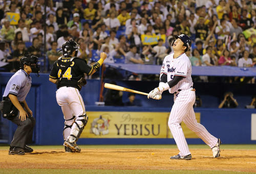 ヤクルト対阪神　5回裏ヤクルト2死二、三塁、空振り三振に倒れ悔しがる村上（撮影・河野匠）