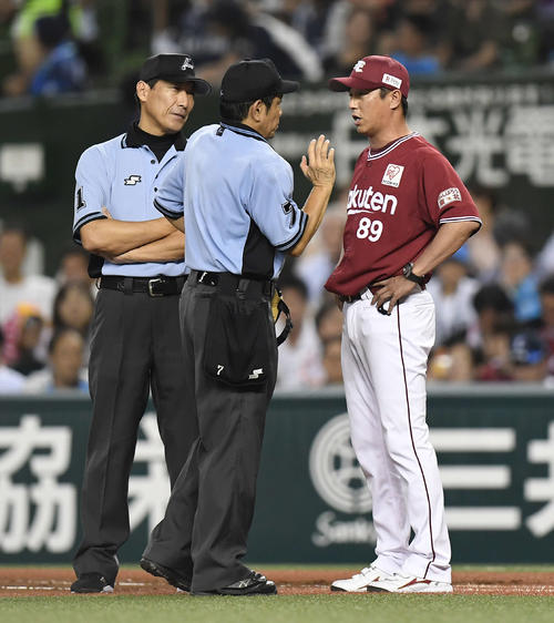 西武対楽天　7回表楽天無死、ポール際の打球を右翼手木村が二塁へ送球し、浅村が二塁でアウトになった判定について猛抗議する平石監督（右）（撮影・鈴木みどり）
