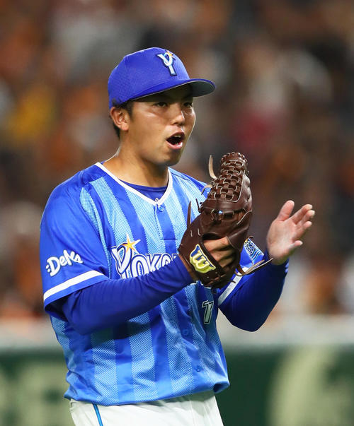 巨人対DeNA　4回裏巨人2死一塁、DeNA東は岡本を三ゴロに仕留めグラブをたたく（撮影・足立雅史）
