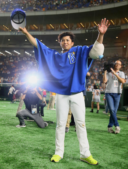巨人対DeNA　8回1失点で勝利を挙げたDeNA東はスタンドの声援に笑顔で応える（撮影・足立雅史）