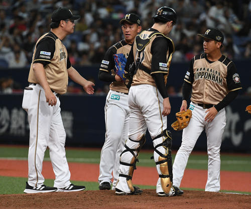 オリックス対日本ハム　5回裏オリックス1死一、二塁、降板する北浦竜次（左から2人目）（撮影・渦原淳）