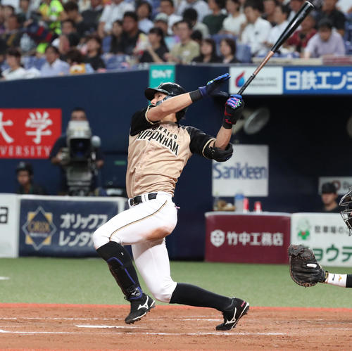 オリックス対日本ハム　5回表日本ハム一死、大田は左中間へ本塁打を放つ（撮影・白石智彦）