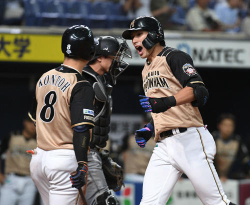オリックス対日本ハム　5回表日本ハム1死、大田はソロ本塁打を放ち生還する。左は近藤（撮影・渦原淳）