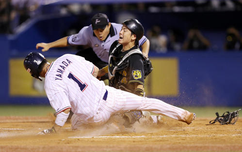 ヤクルト対阪神　7回裏ヤクルト1死三塁、バレンティンの中飛でタッチアップし本塁を狙うもタッチアウトになる山田哲。捕手梅野（撮影・前田充）