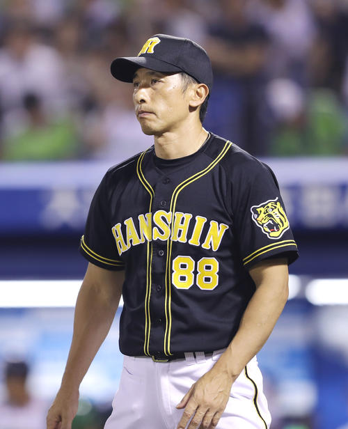 ヤクルト対阪神　7回、選手交代を告げベンチへ戻る矢野監督（撮影・前田充）