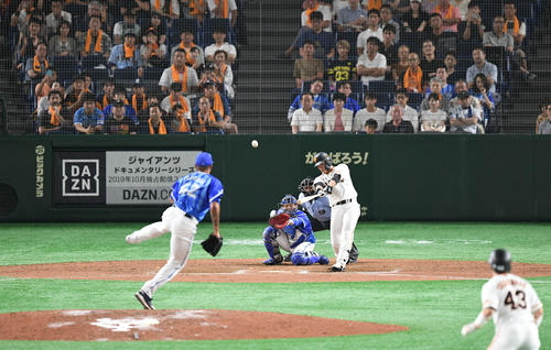 11回裏巨人無死二塁、代打石川はサヨナラの2点本塁打を放つ（撮影・加藤諒）