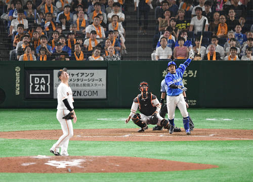 8回表DeNA2死三塁、嶺井は逆転の2点本塁打を放つ（撮影・加藤諒）