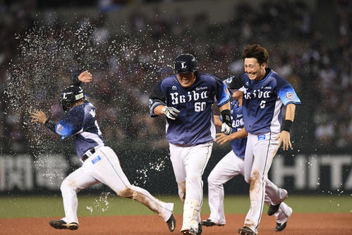 西武対楽天　10回裏西武2死一、二塁、サヨナラの左適時二塁打を放った中村（中央）はナインから祝福される（撮影・鈴木みどり）