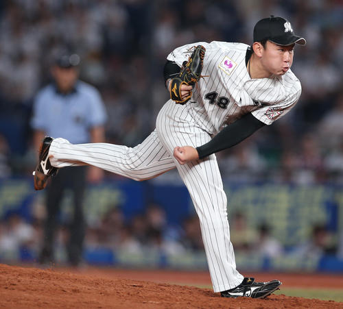 ロッテ対ソフトバンク　力投するロッテ中村稔弥（撮影・中島郁夫）
