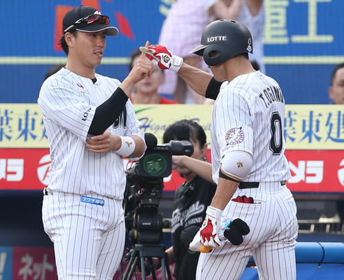 ロッテ対ソフトバンク　1回裏ロッテ無死、先頭打者本塁打を放った荻野（右）を出迎える三木（撮影・中島郁夫）
