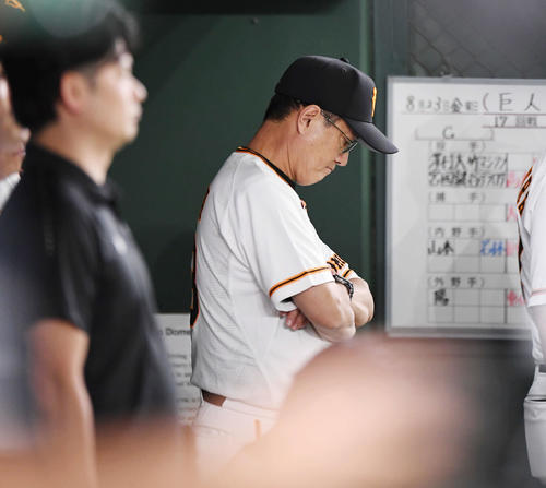 5回、ベンチで腕組みをしてうつむく巨人の原辰徳監督（撮影・加藤諒）