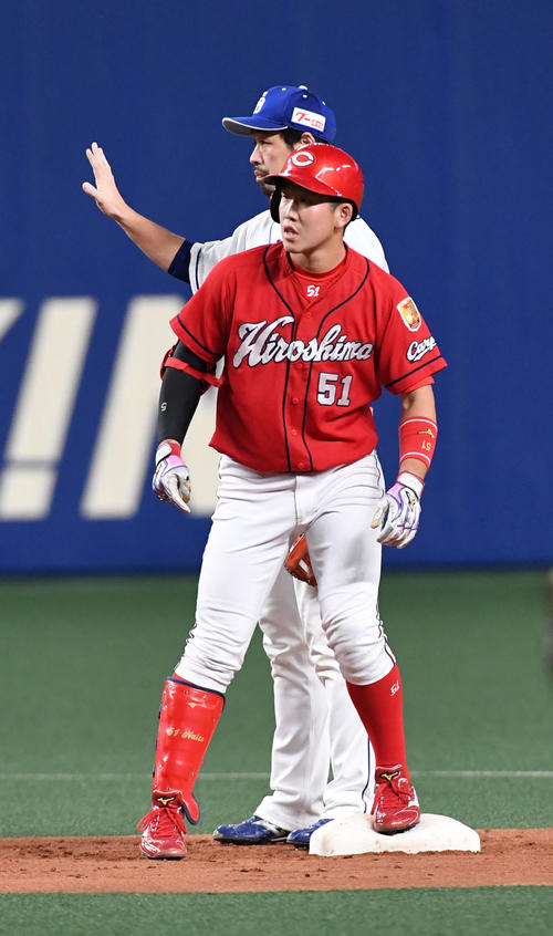 2回表広島1死一、三塁、小園は左適時二塁打を放つ（撮影・前岡正明）