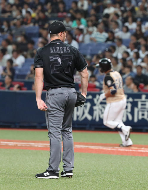 4回表オリックス無死一塁、アルバース（左）は横尾に逆転中越え二点本塁打を浴びる（撮影・白石智彦）