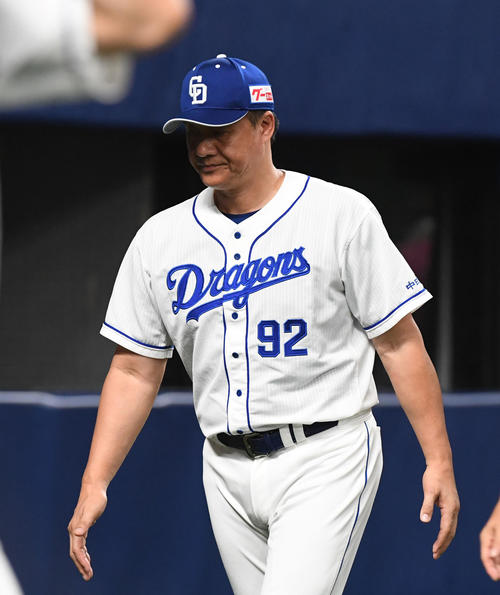 中日対広島　8回、交代を告げた与田監督（撮影・前岡正明）