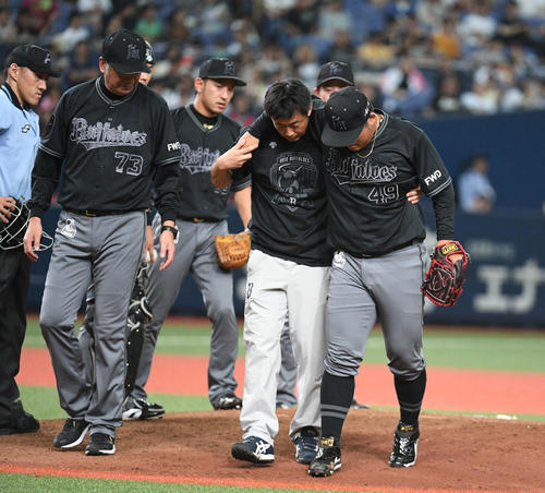 オリックス対日本ハム　9回表日本ハム1死、近藤の打球を受け治療のためベンチに下がる沢田（撮影・渦原淳）