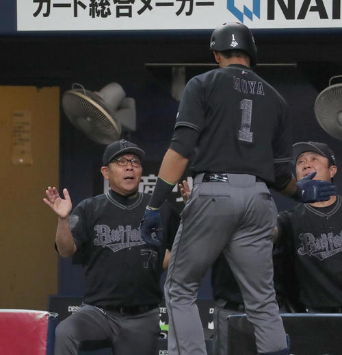 オリックス対日本ハム　2回裏オリックス無死、先制左越え本塁打を打ったスティーブン・モヤをタッチで出迎える西村徳文監督（左）（撮影・白石智彦）