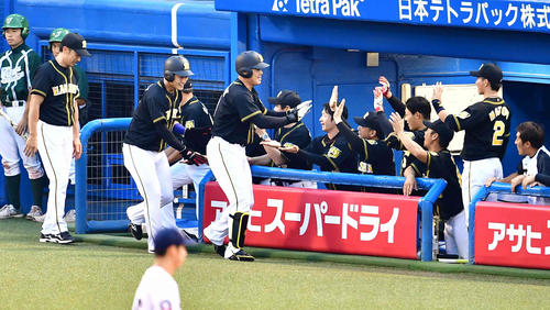 ヤクルト対阪神　1回表阪神1死一塁、福留（中央）は右越えに先制2点本塁打を放ちベンチのナインの祝福を受ける（撮影・小沢裕）