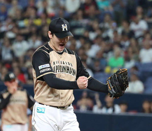 オリックス対日本ハム　7回裏オリックス二死二塁、有原は代打宮崎を三振にしてガッツポーズをみせる（撮影・白石智彦）