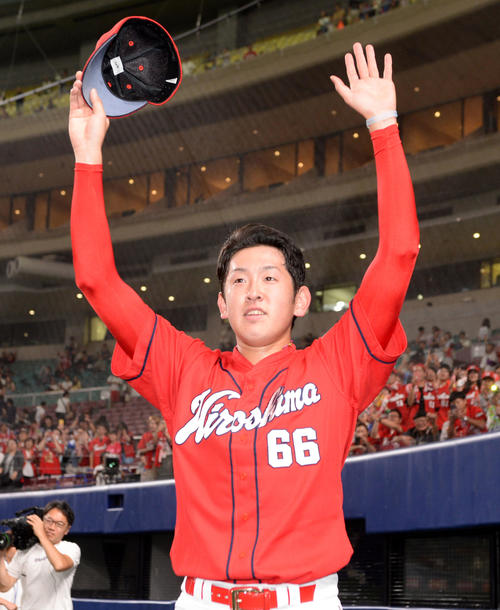 遠藤はプロ初セーブを挙げ、ファンの声援に応える（撮影・前岡正明）