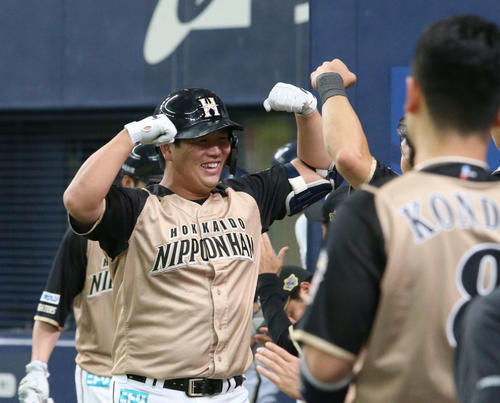 オリックス対日本ハム　4回表オリックス無死一塁、逆転中越え二点本塁打を放った横尾はガッツポーズをみせる（撮影・白石智彦）