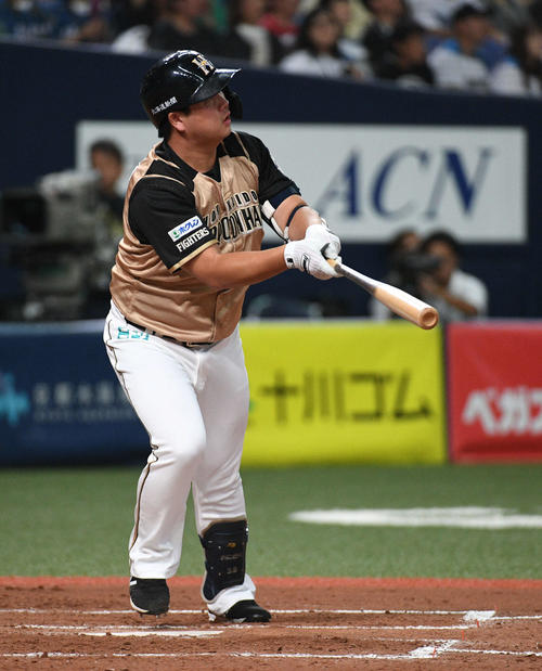 オリックス対日本ハム　4回表日本ハム無死一塁、横尾俊建は2点本塁打を放つ（撮影・渦原淳）
