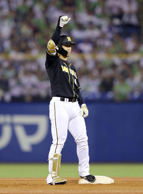ヤクルト対阪神　4回表阪神1死満塁、逆転の中越え2点適時二塁打を放ちガッツポーズする高山（撮影・前田充）