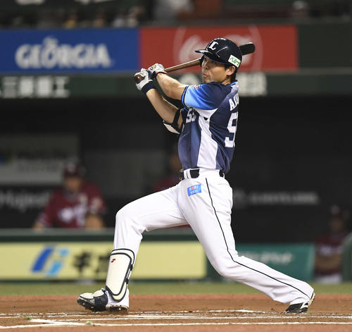 西武対楽天　6回裏西武無死、左越えソロ本塁打を放つ秋山（撮影・鈴木みどり）