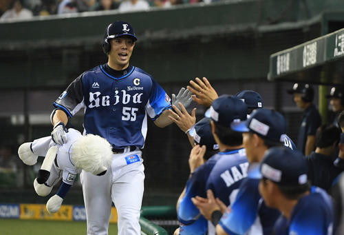 西武対楽天　6回裏西武無死、左越えソロ本塁打を放った秋山は笑顔でナインとハイタッチ（撮影・鈴木みどり）